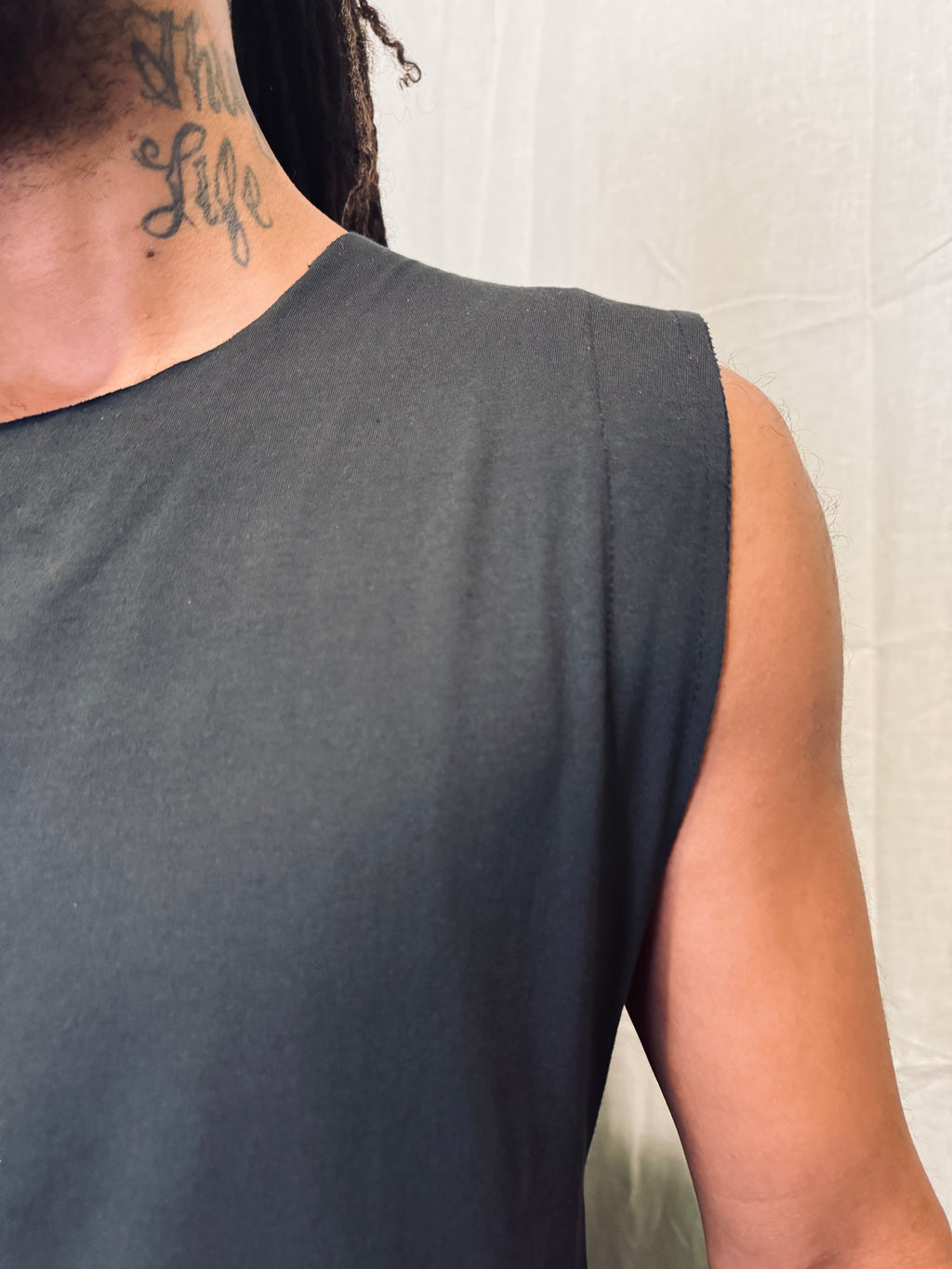 CAMISETA ASIMETRICA SIN MANGA - REI 霊 // GRIS