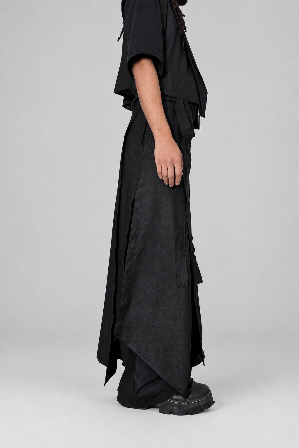 Falda cruzada larga unisex en lino y algodón negro, vista lateral · ANATHEMA