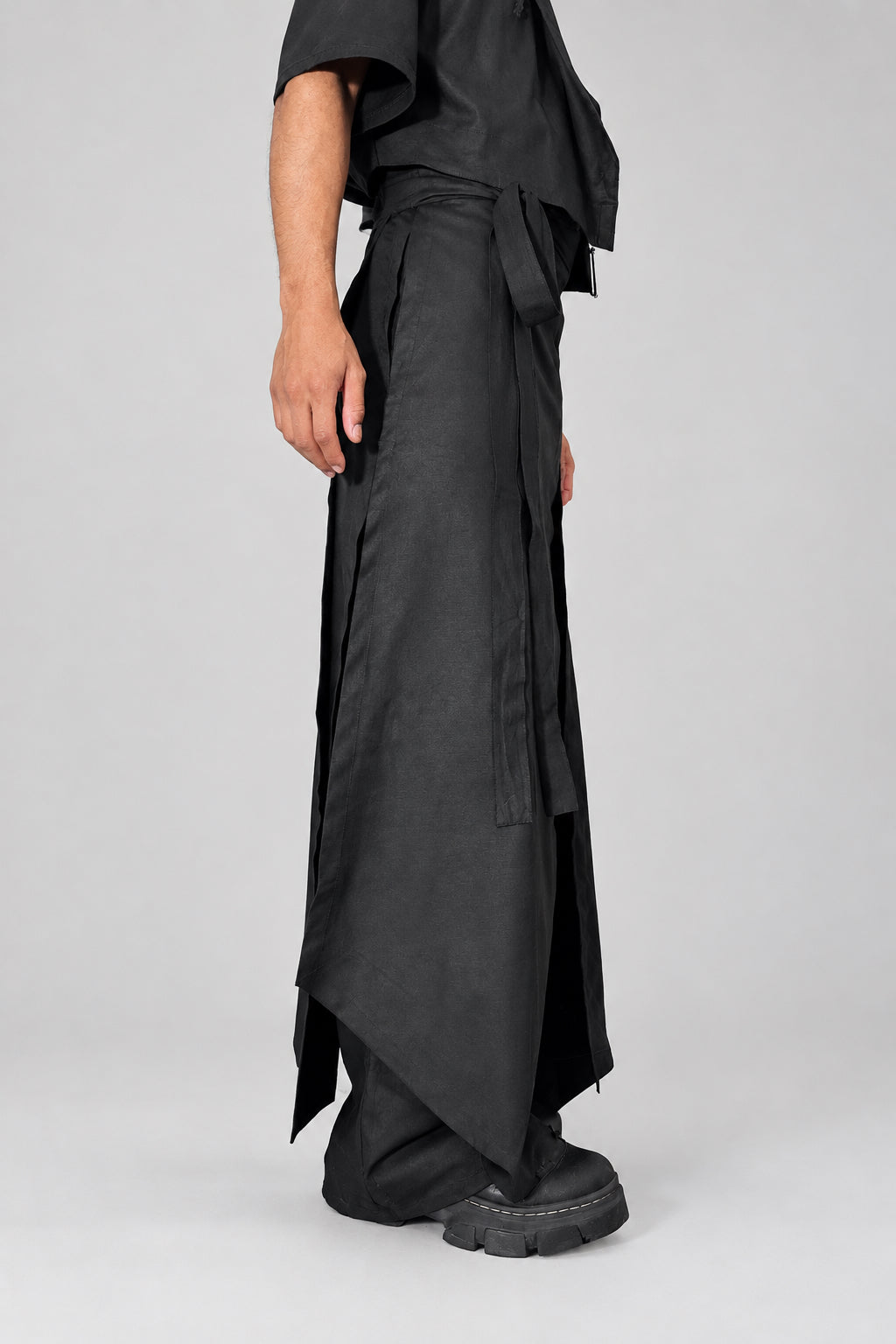 Falda cruzada larga unisex en lino y algodón negro, vista frontal · ANATHEMA