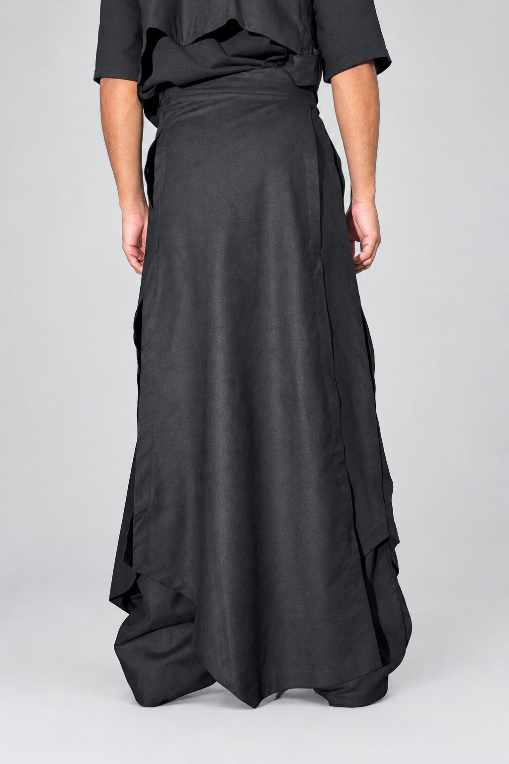 Falda cruzada larga unisex en lino y algodón negro, vista trasera · ANATHEMA