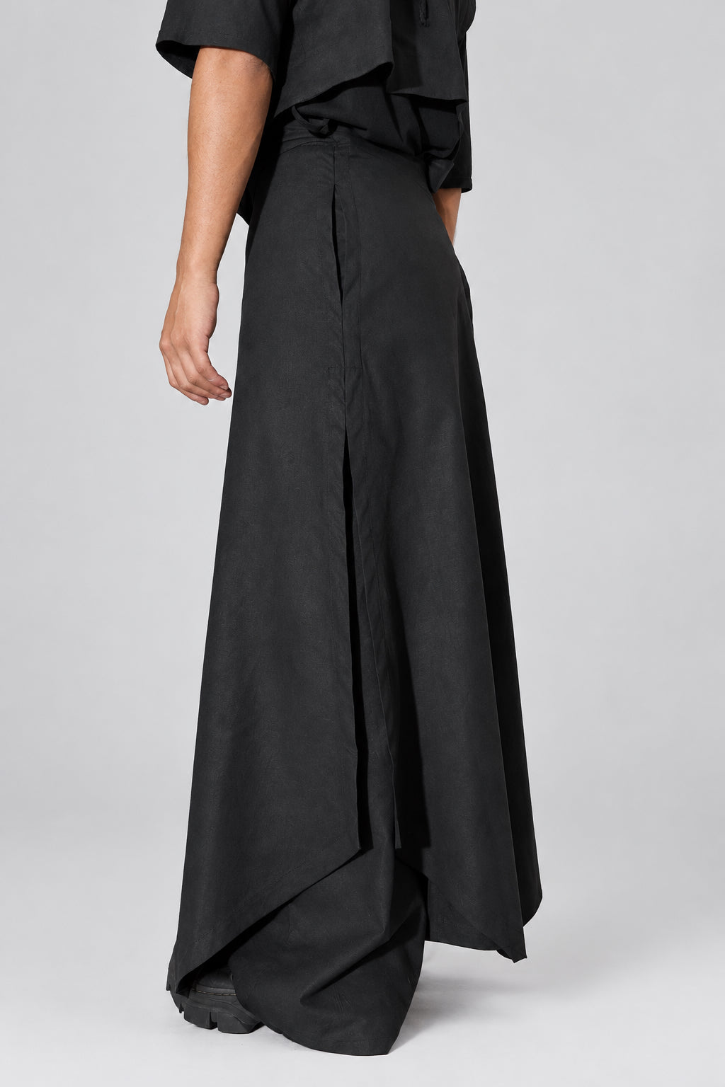 Falda cruzada larga unisex en lino y algodón negro, vista trasera · ANATHEMA