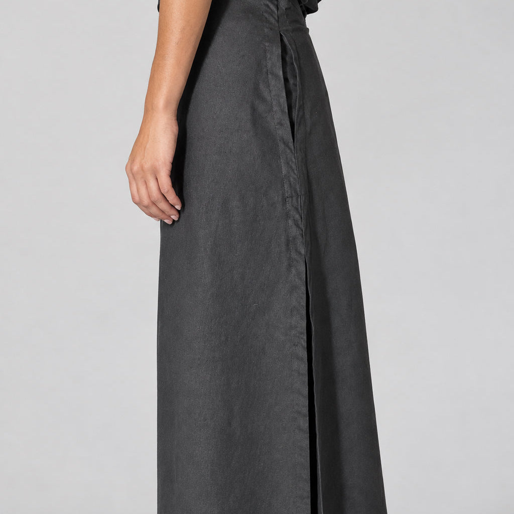 Falda cruzada larga unisex en lino y algodón negro, detalle de la cintura y cierre obi · ANATHEMA