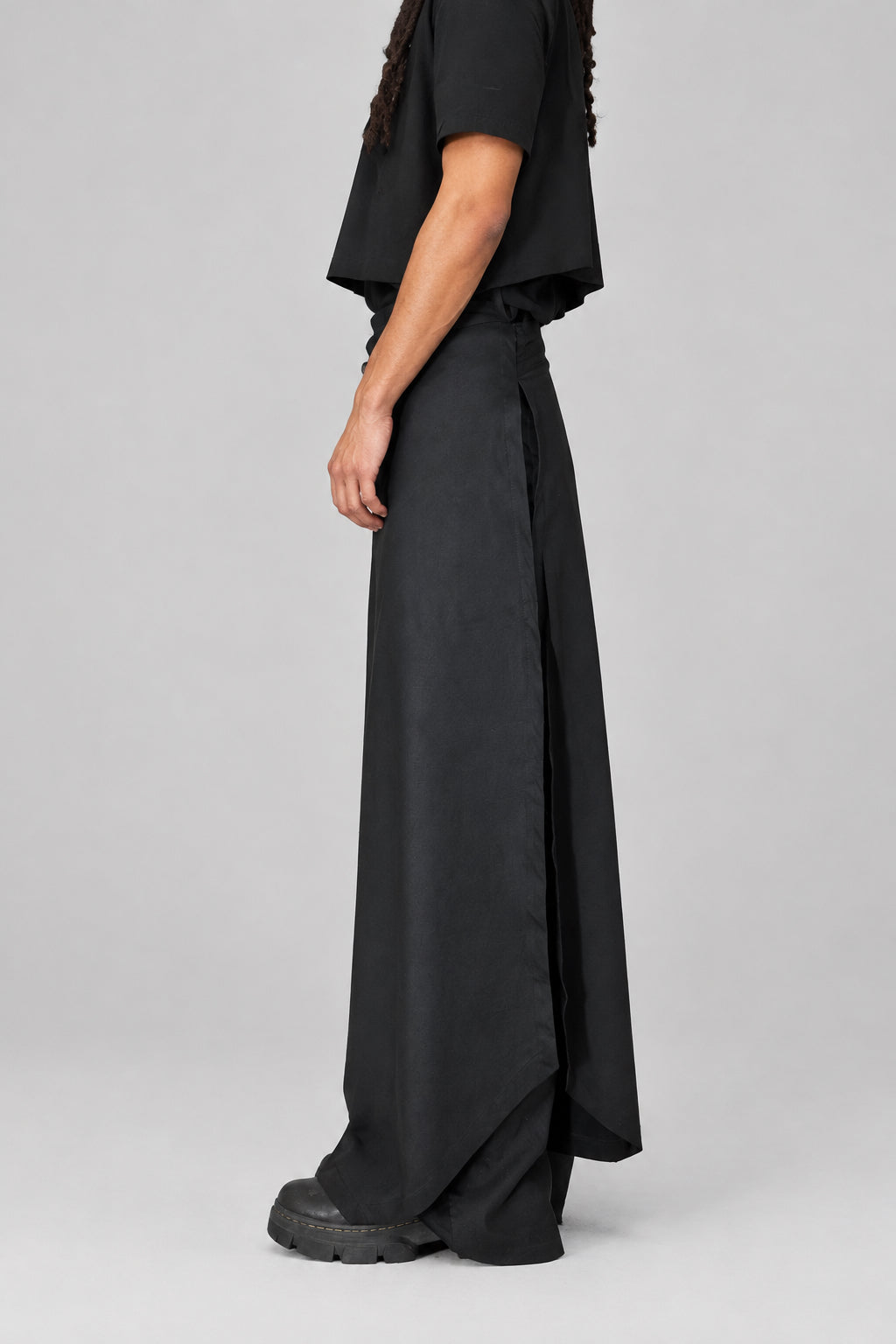 Falda cruzada larga unisex en lino y algodón negro, vista lateral · ANATHEMA