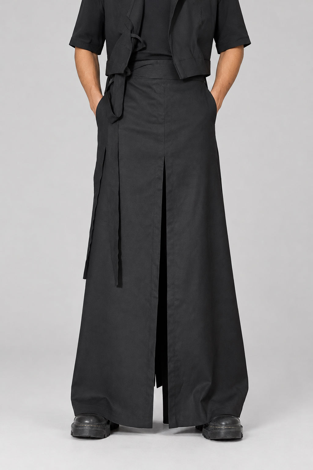 Falda cruzada larga unisex en lino y algodón negro, detalle de la cintura y cierre obi · ANATHEMA